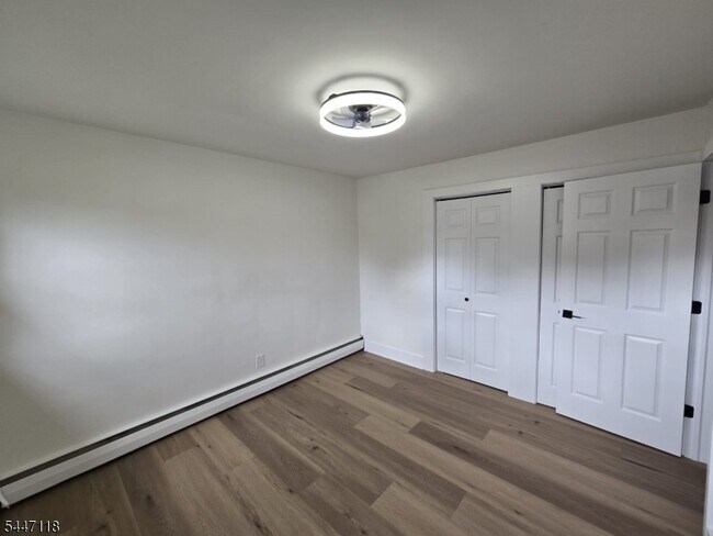 Building Photo - 832 Dewey St