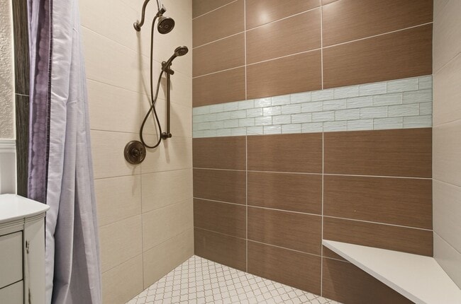 Building Photo - Upgraded 1 Bedroom Condo in Gated Communit...