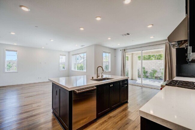 Building Photo - Luxury Living at The Farm