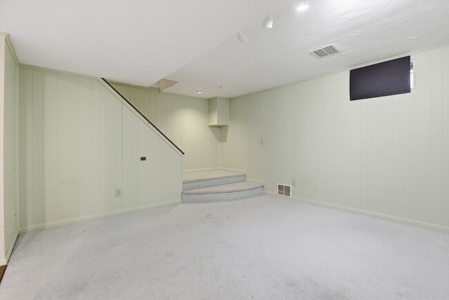 Building Photo - 146 Russet Ln