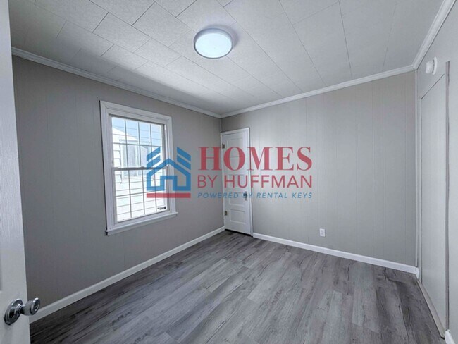 Building Photo - Three Bedroom House | Deposit Special