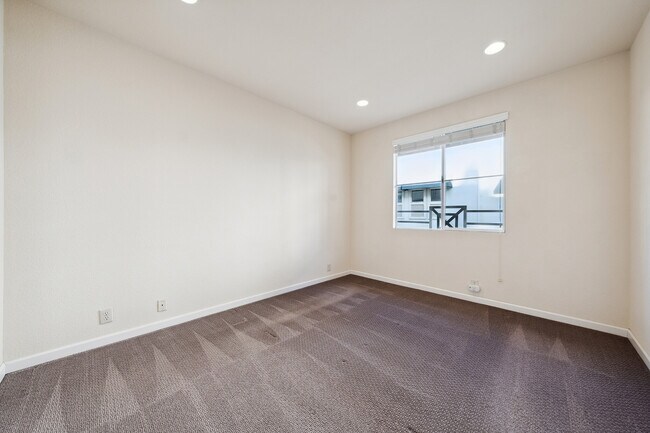 Building Photo - 435 Milan Dr