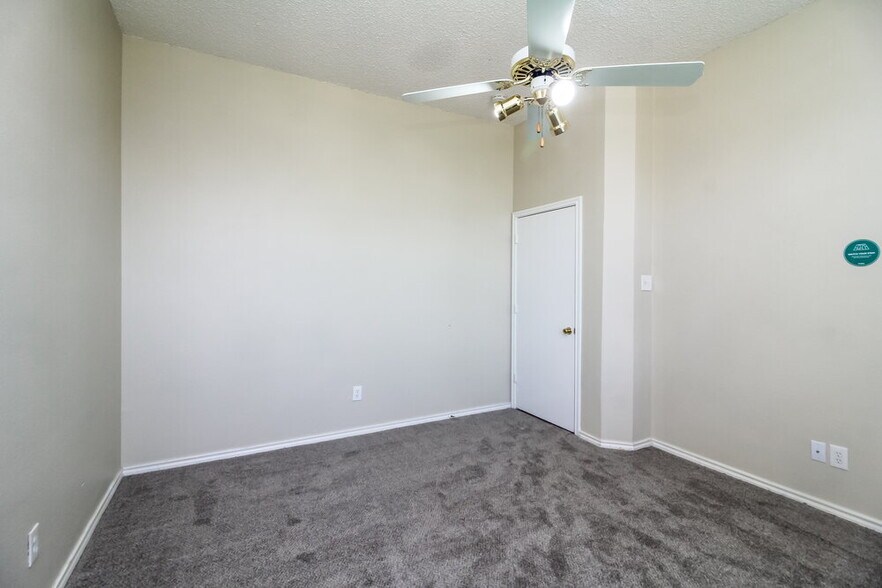 Building Photo - 1211 Old Knoll Dr