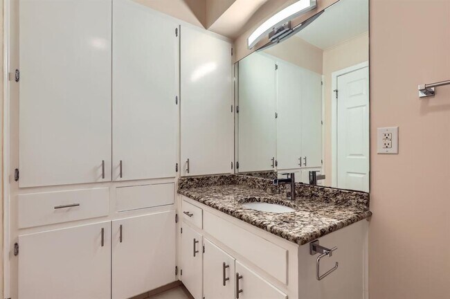 Building Photo - 3004 Maywood Cir
