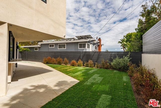 Building Photo - 1030 Centinela Ave