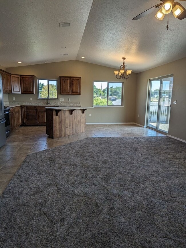 Building Photo - Wonderful 3 bedroom 2 bath Orchards condo