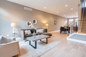 Building Photo - Queen Village Townhome