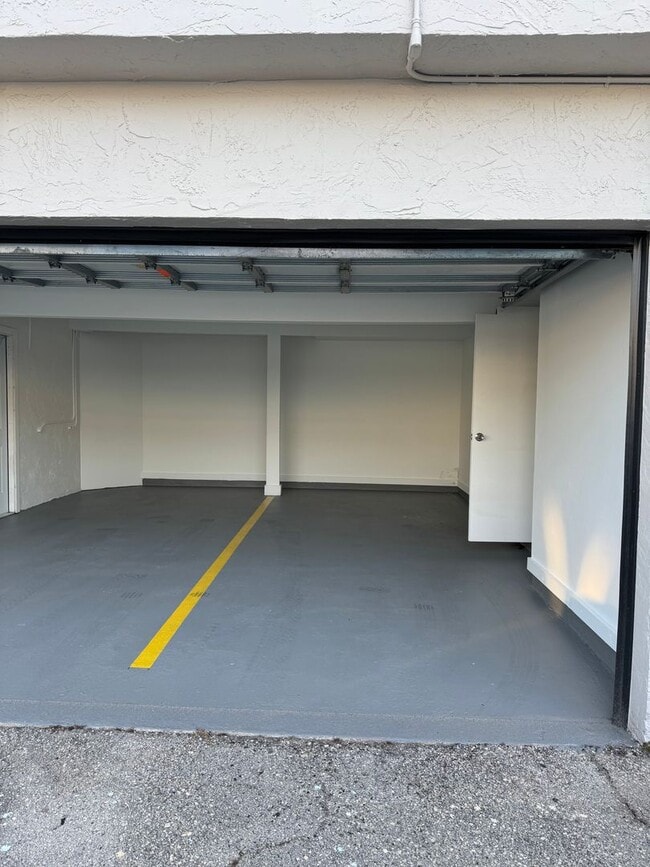Building Photo - 2 Bed 1 Bath - Spacious w/ Great Natural L...
