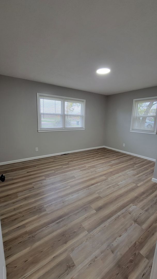 Building Photo - SPACIOUS NEWLY REMODELED 3 Bedroom | 1.5 B...