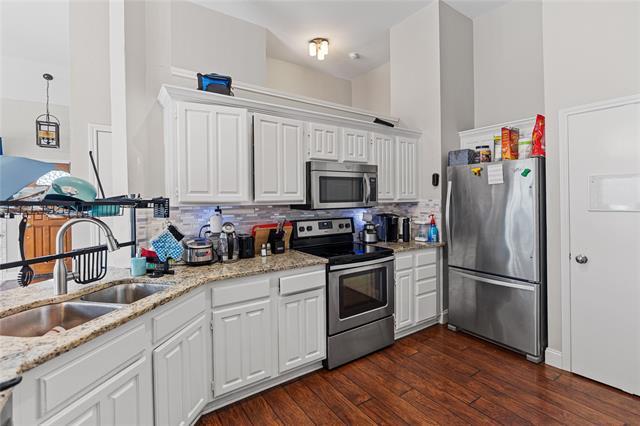 Building Photo - 2219 Greenview Dr