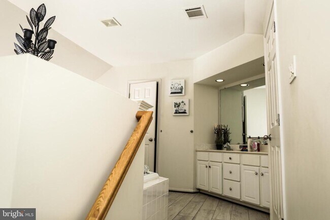 Building Photo - 3953 Hartlake St