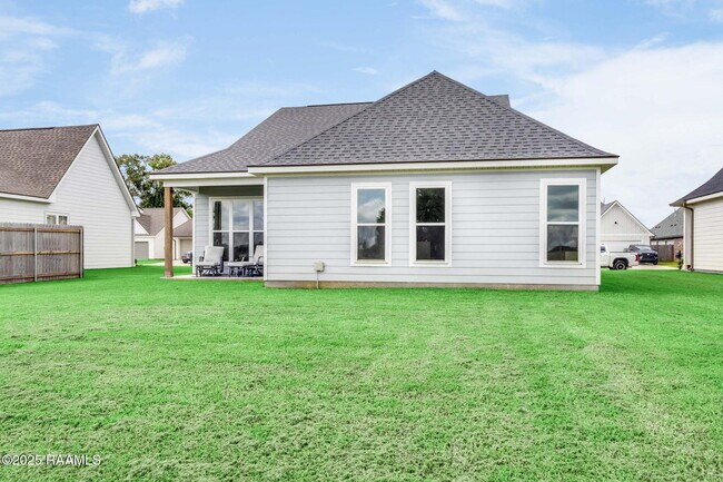Building Photo - 213 Tennyson Dr