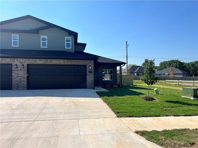 Building Photo - 622 Cosmos St