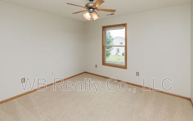 Building Photo - 645 SE Carefree Ln