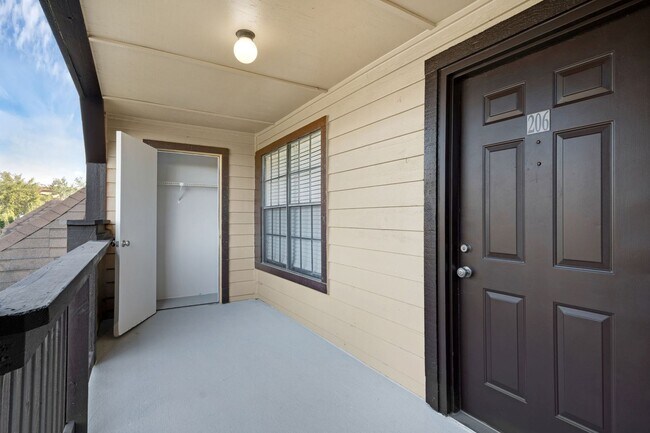 Building Photo - 1/1 Condo in Gated Lakefront Community ~ Laminate Flooring and Brand-New SS Appliances!!