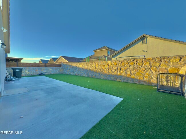 Building Photo - 13877 Paseo Perlas Dr