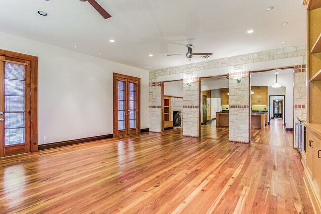 Building Photo - LUXURY 4-BEDROOM IN ALAMO HEIGHTS