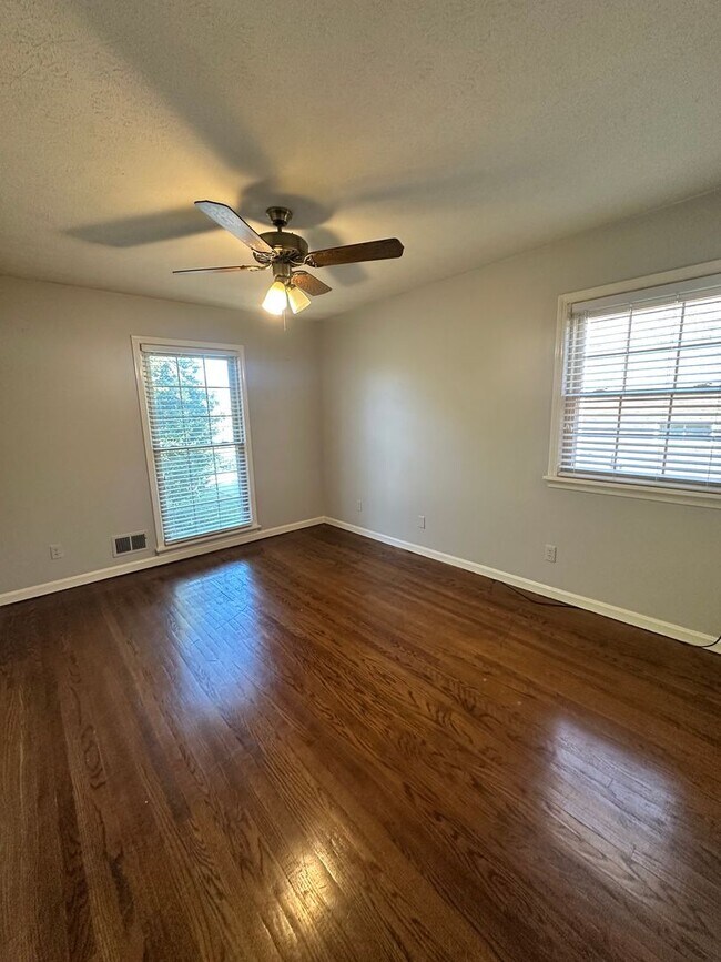 Building Photo - 3BR/3BA Home for Rent in J-town with Two Gar Garage and Large Deck!