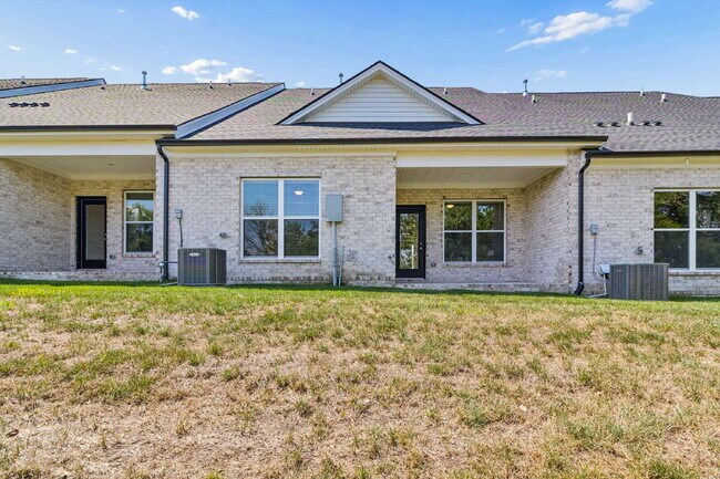 Building Photo - "Charming 3-Bed Townhouse Retreat with 2.5 Baths in Hendersonville's Heart!"