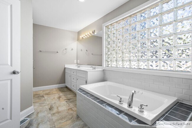 Building Photo - BEAUTIFUL ONE STORY BRICK HOME IN DOWNTOWN...