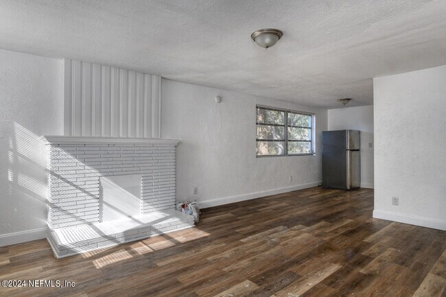 Building Photo - 1265 W 26th St