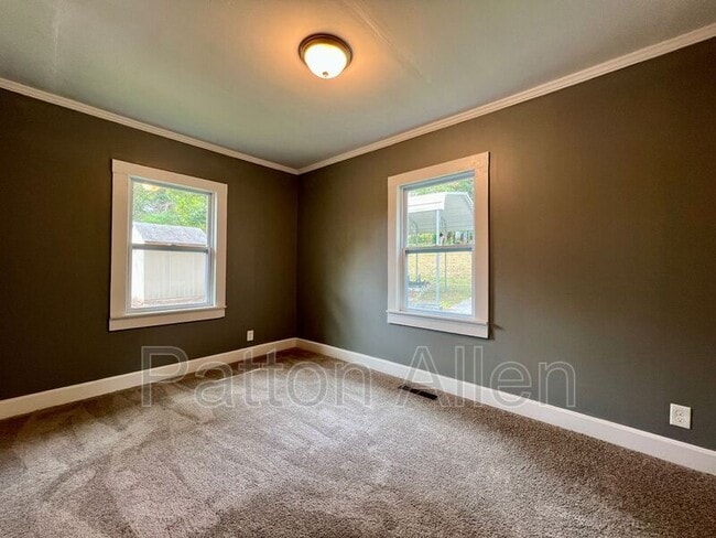 Building Photo - 15 Woodbine Rd