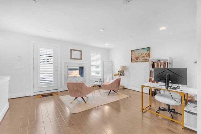 Building Photo - Modern 4-Level Townhome with Rooftop Terrace & Indoor/Outdoor Fireplace Near Old Town