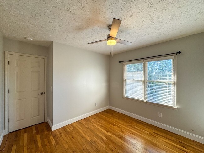 Building Photo - Charming 3 Bed, 2.5 Bath Home with a Bonus...