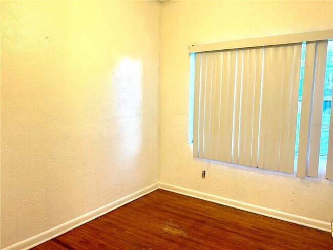 Building Photo - 112 Dahlia Dr