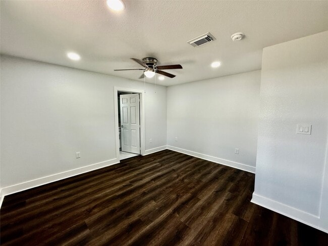 Building Photo - 1631 Shadow Bend Dr