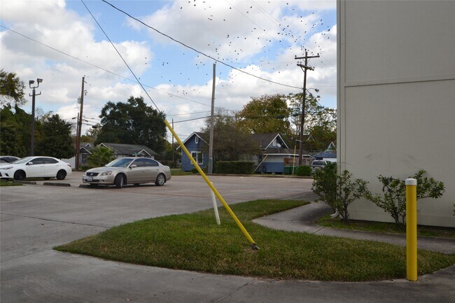 Building Photo - 304 Dell Ct