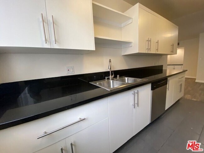 Building Photo - 7045 Hawthorn Ave