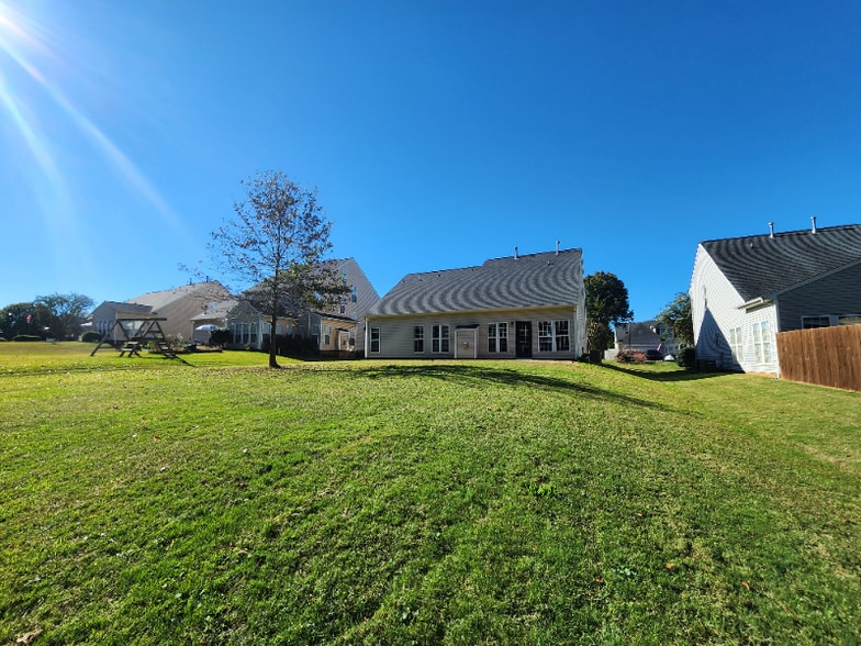 Building Photo - 383 Castleton Cir