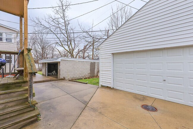 Building Photo - 3333 Desota Ave