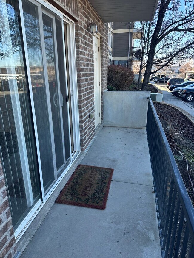 Building Photo - Great 3 Bed 2 Bath Sandy Condo!!