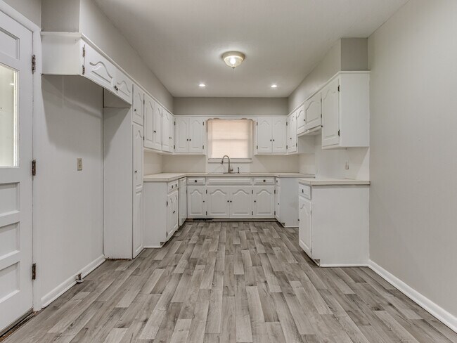 Building Photo - 2104 SW 68th St