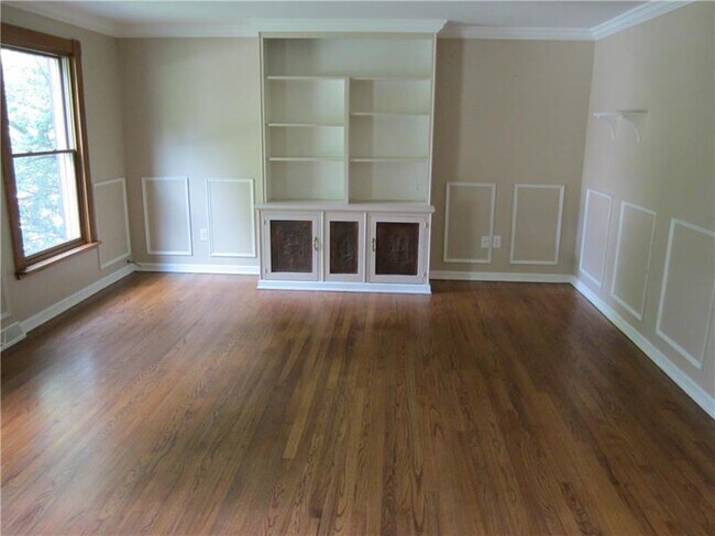 Building Photo - 2341 Southwood Dr