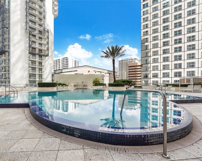 Building Photo - 300 S BISCAYNE Blvd