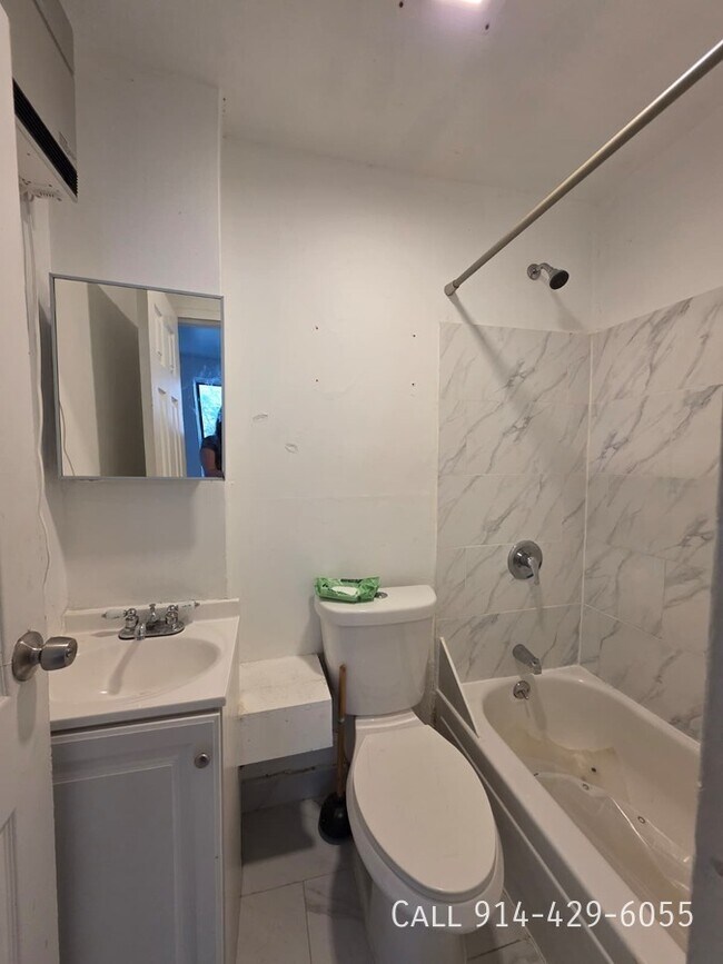 Building Photo - 33 Van Cortlandt Park Ave