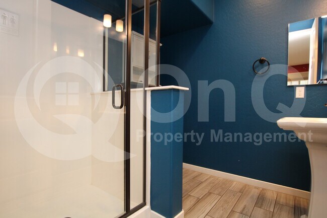 Building Photo - 824 E Ashurst Dr