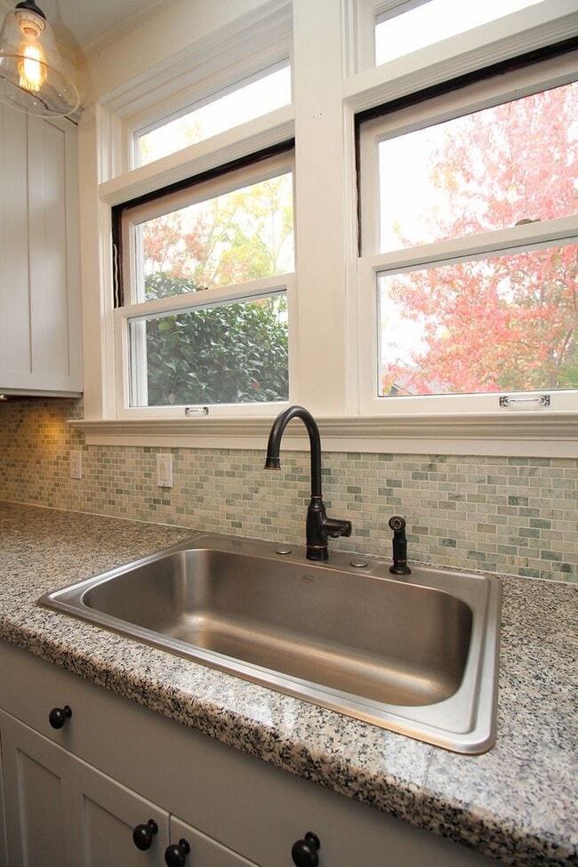 Building Photo - 803 NE Laurelhurst Pl