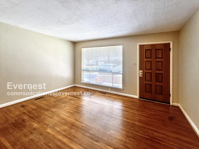 Building Photo - 401 Oak Ln