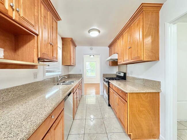 Building Photo - Beautiful 3Bd/1.5Ba Available In Santa Ana