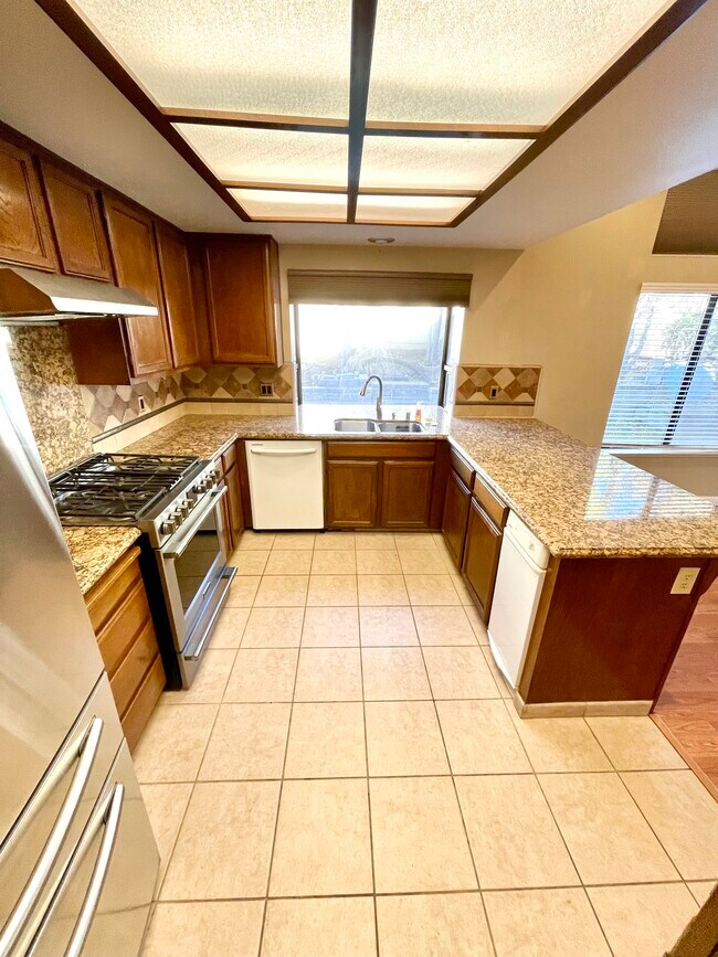 Building Photo - 3520 Pleasant Knl Dr