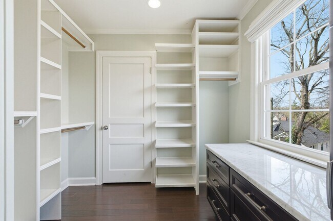 Building Photo - 1 Month's Free Rent - 5 Bedroom Home Between 12 South and Oak Hill