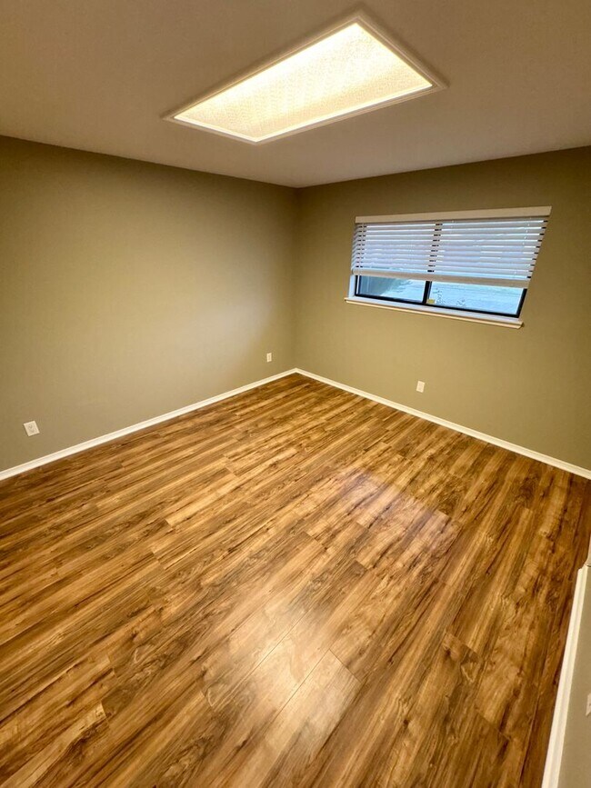 Building Photo - Golden Meadows Home!