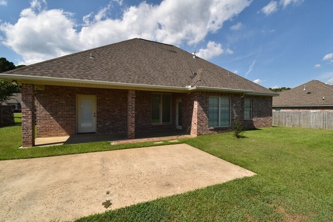 Building Photo - Spacious 3 Bedroom, 2 Bath Home