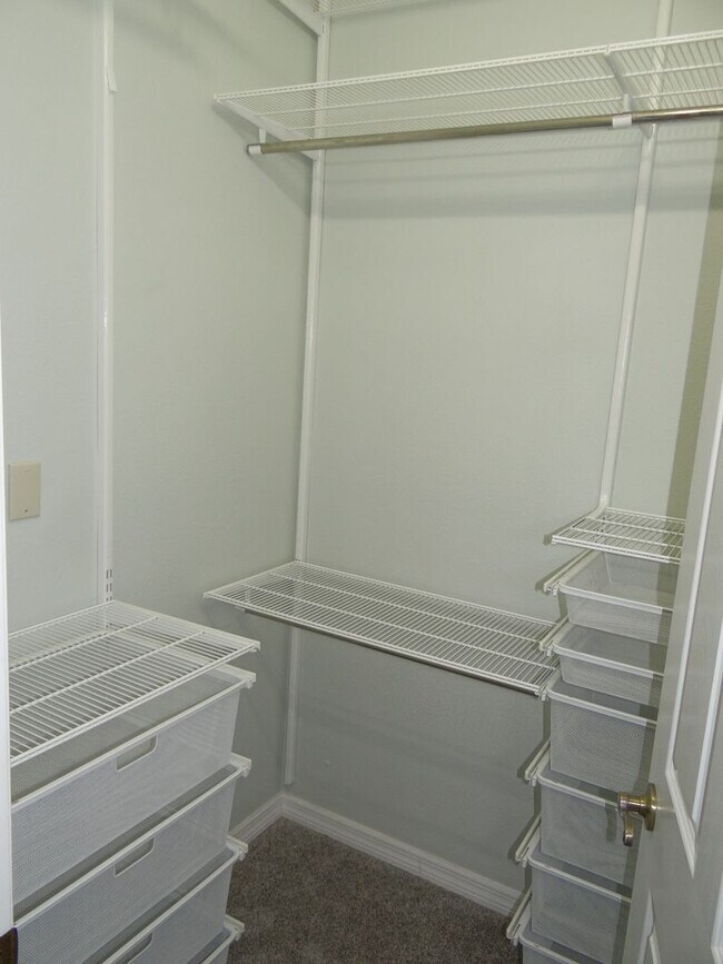 Building Photo - 2 bed/2.5 bath townhouse - 50% off 1st mon...
