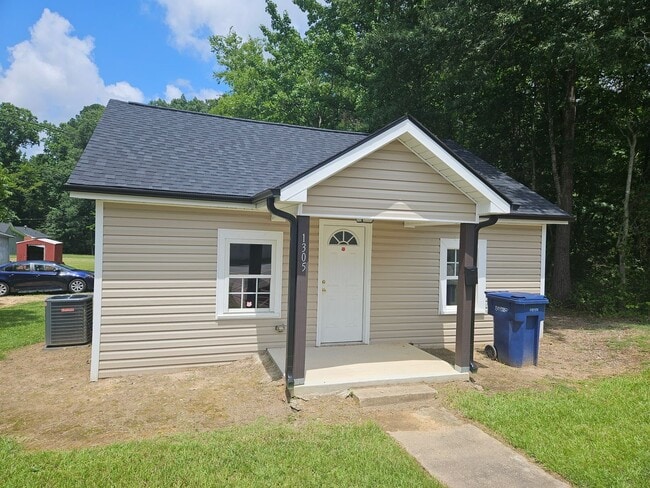 Primary Photo - NEW LISTING!!!!!
