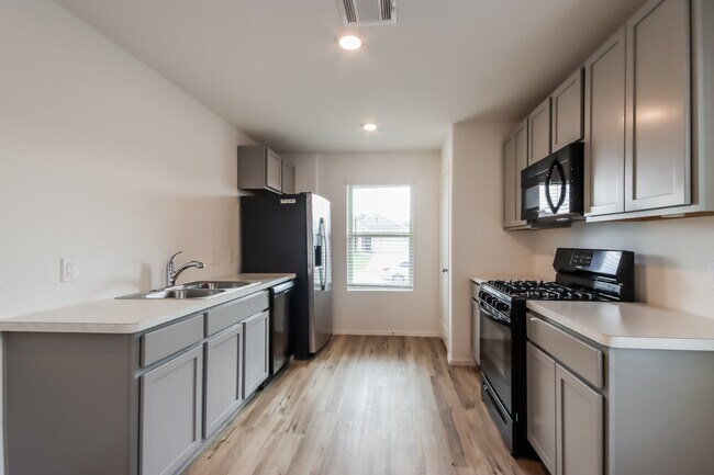 Building Photo - 17599 Longwood Trce Ln